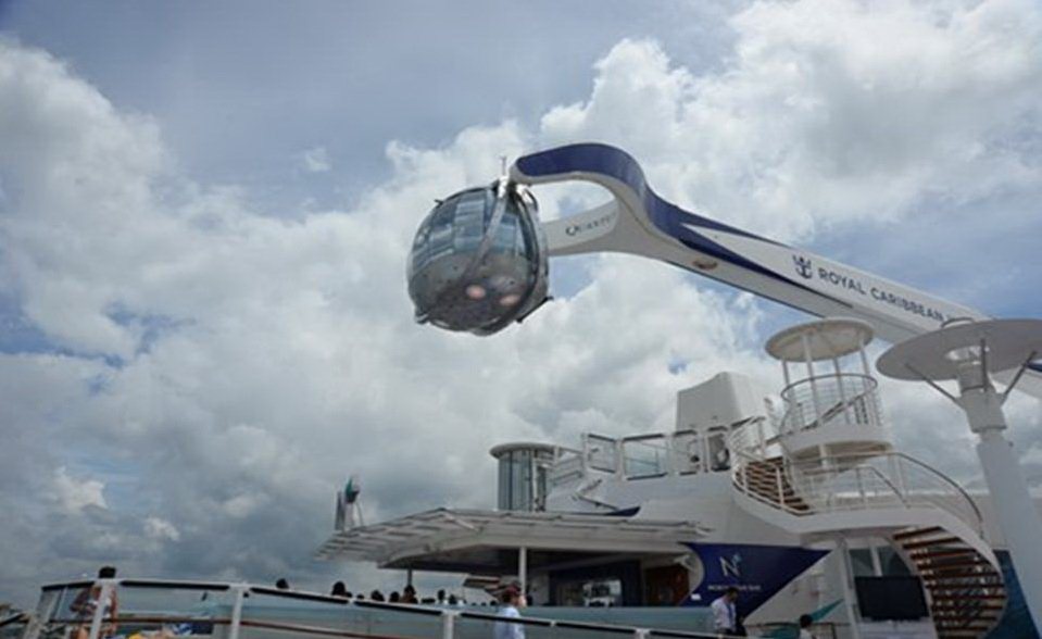 Ca-bin nâng du khách lên cao 90m nhìn cảnh biển với góc xoay 360 độ